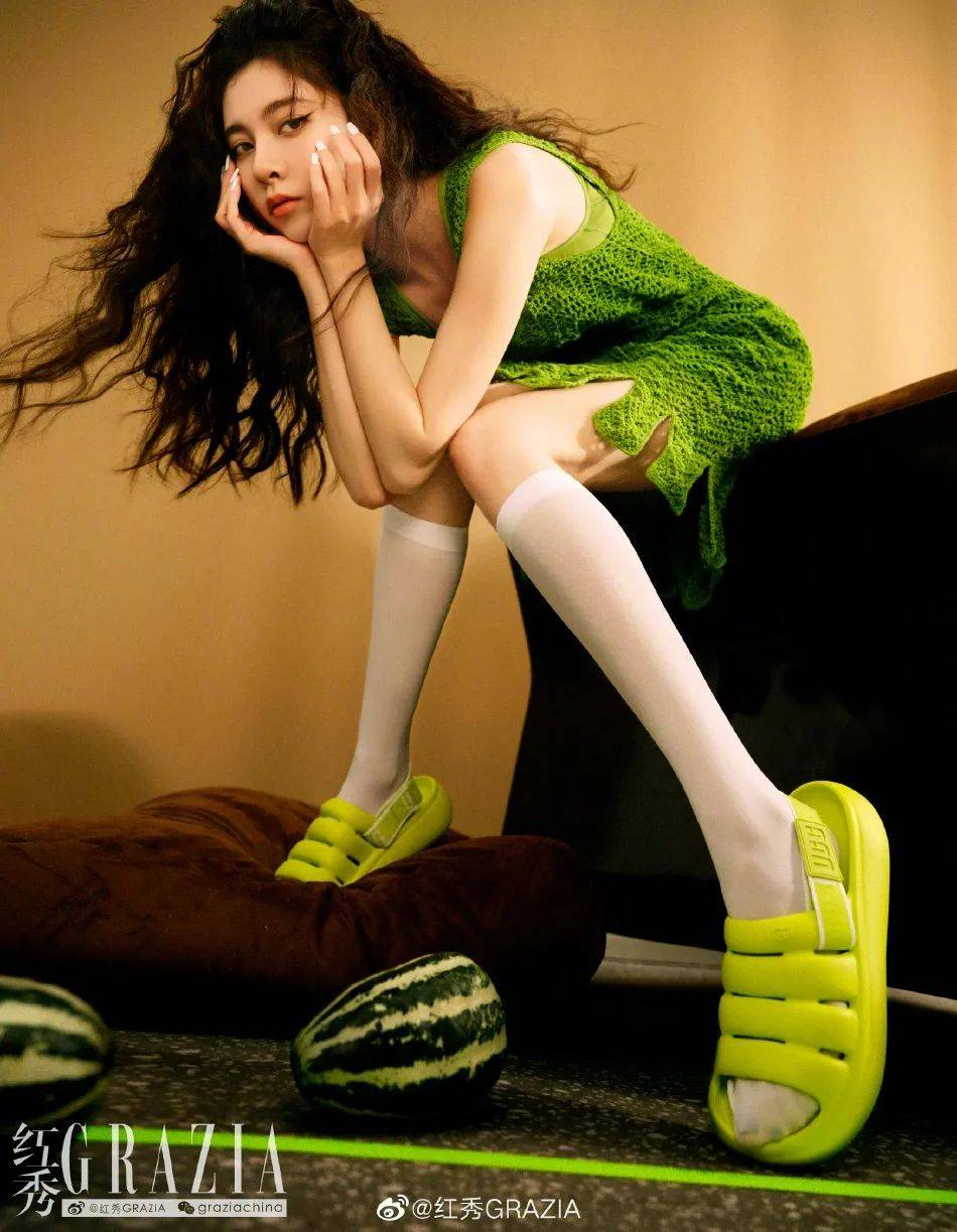 宋妍霏复古辣妹风美图!雪肤玉貌大美腿太性感撩人_白色_羊毛_穿着