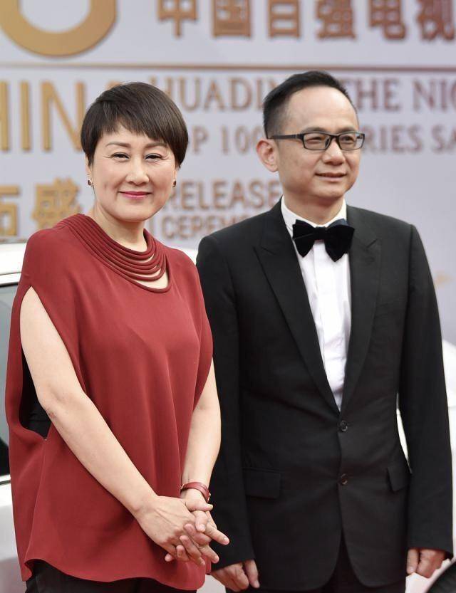 张凯丽孙松合影脸又紧又没皱纹还穿粉色毛衣伪装少女不假吗