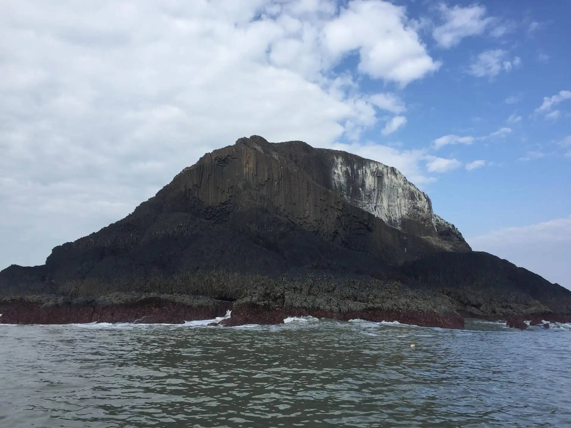 福建一座至今无人居住的岛屿，岛上有大片的悬崖峭壁