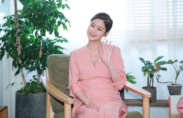 原创岑丽香孕期照好有韵味身穿粉色裙甜美优雅充满温柔母性魅力