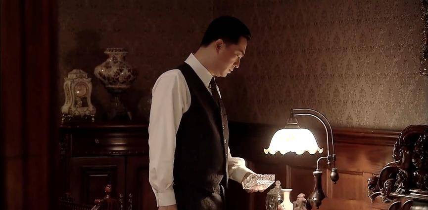 《悬崖》:顾秋妍的丈夫张平汝,对周乙的命运产生了关键性的影响_莎莎