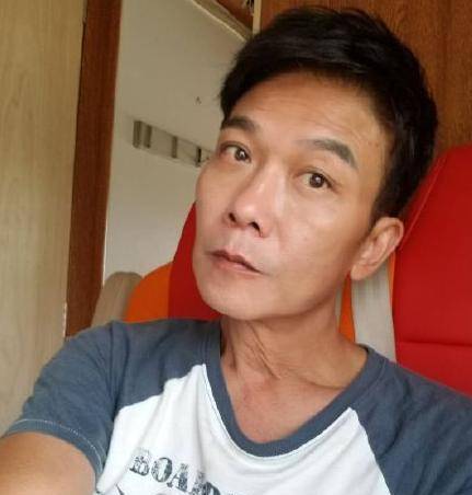 原创57岁钱小豪近照拍新戏男扮女装脖子褶皱横生老态明显