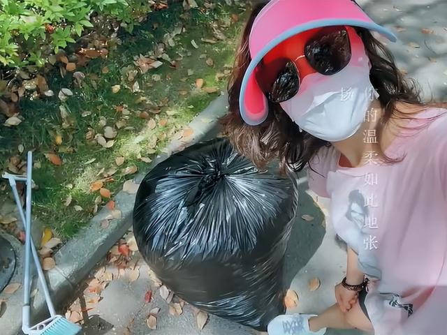 原创孙悦扫大街晒自拍全脸伪装看不出是谁居家打扮就像个老太太