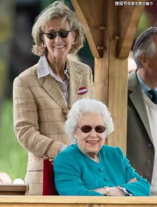 他的葬礼上只有30个人左右能出席,其中就有彭妮,当然这个名单是女王定