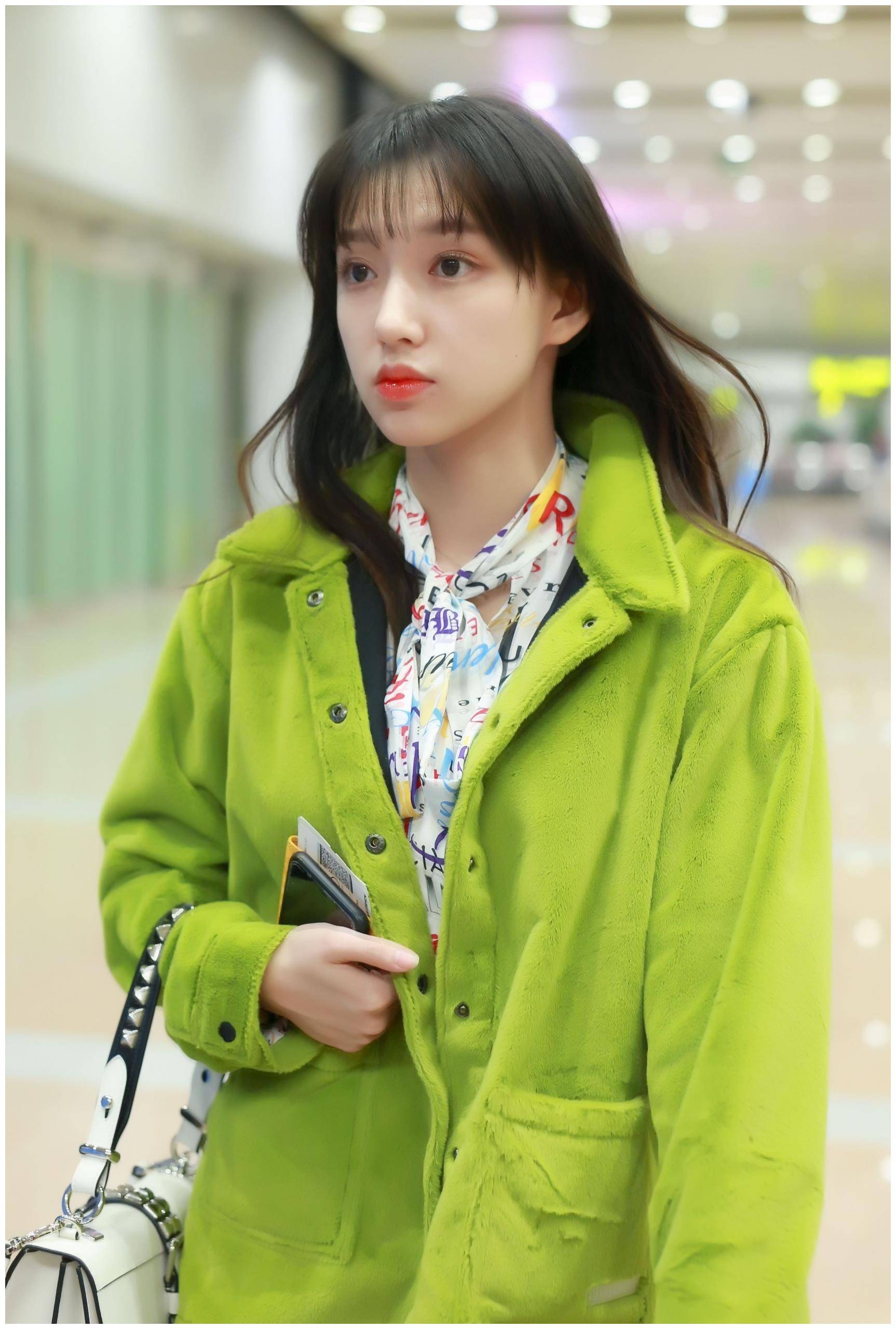 程潇清爽夏日装扮,时尚青春,孟美岐黄色休闲装,变身酷帅少女_外套