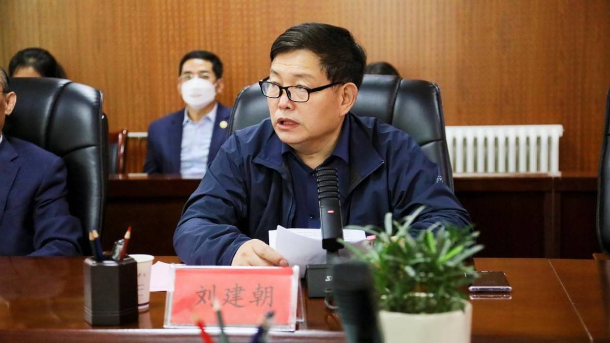 马智勇书记与田鹏总裁互赠纪念品刘建朝校长与瞿刚总