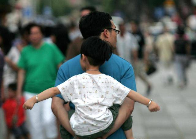 "最年轻爸爸"火了,接初中女儿放学,被误认"男友"_父亲_林志颖_成长