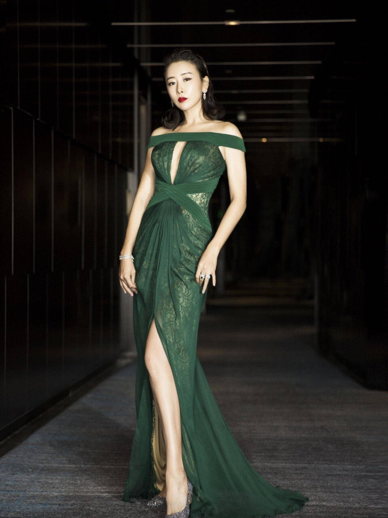 毛俊杰气质开挂穿黄色斜肩连衣裙配盘发凹造型美得认不出