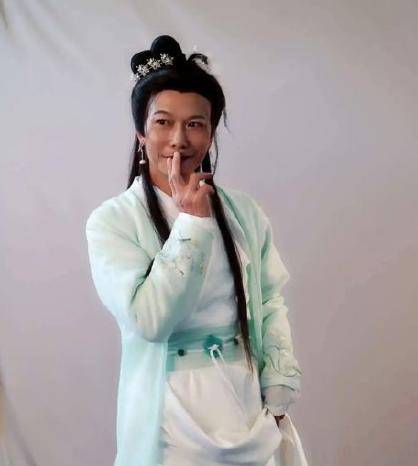 原创57岁钱小豪近照拍新戏男扮女装脖子褶皱横生老态明显