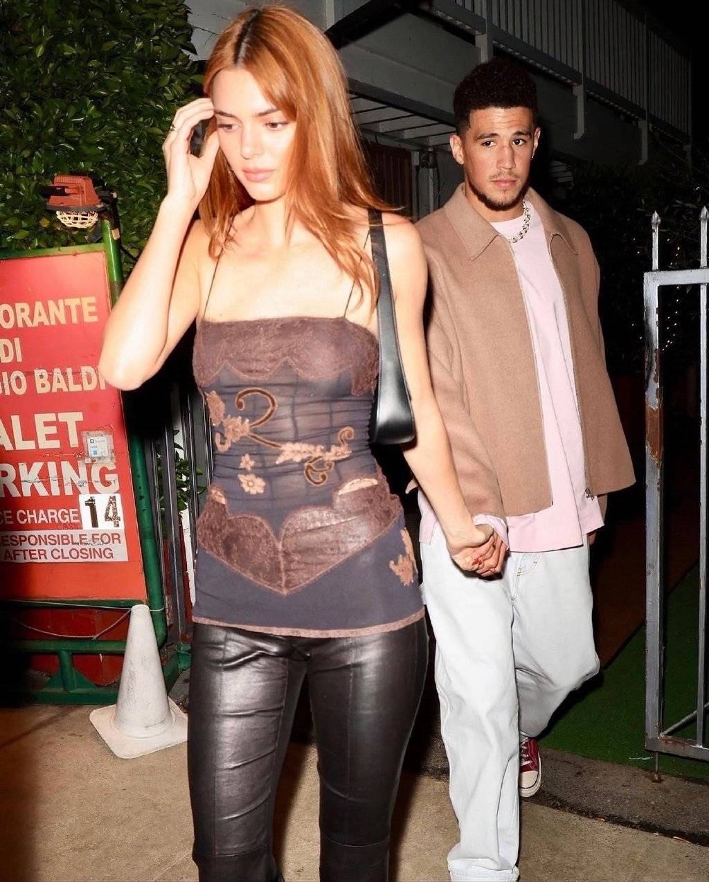 原创kendalljenner和nba男友布克合体黑裙搭配拖鞋男方看起来好乖