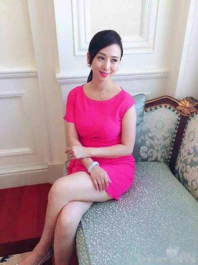 原创54岁艳星翁虹晒照似少女与小3岁老公感情好曾嫁赌城大亨