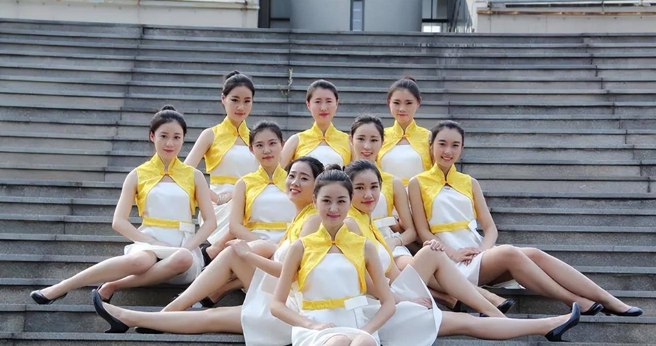 原创大学生旗袍毕业照走红身材婀娜惹人羡慕却被吐槽没有大学生样