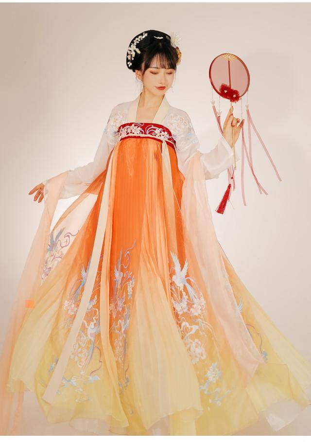 其实在汉服之中,也有一种橘色系的汉服,因为它独有的色彩而一直受到