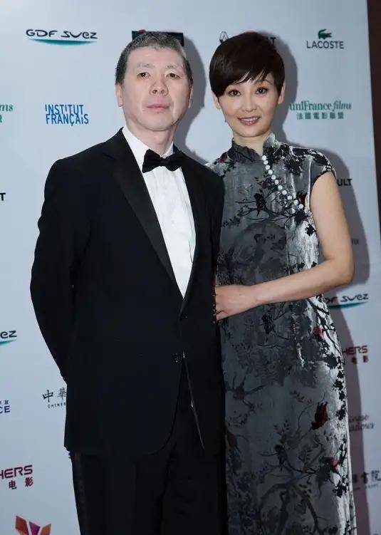 徐帆虽然很少在影视圈中活动了,但是作为女演员她在自己的身材管理上