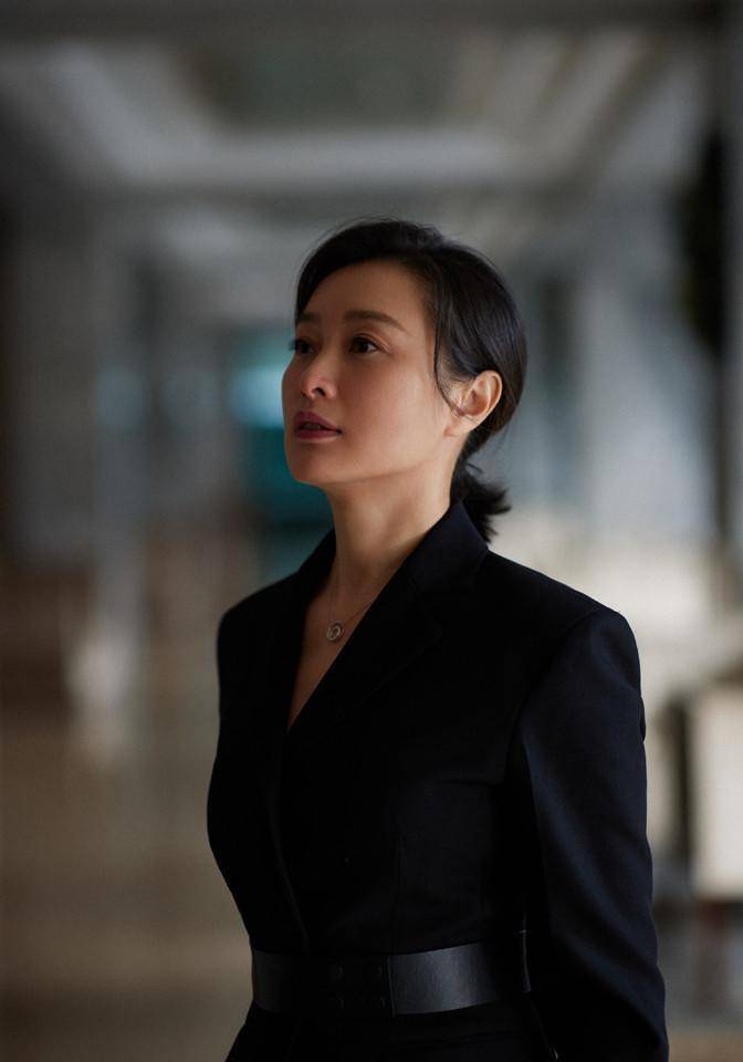 吴越生活照流出,穿老汉衬衫瘦成骨头人,老戏骨婴儿肌肤色抢镜_吴悦