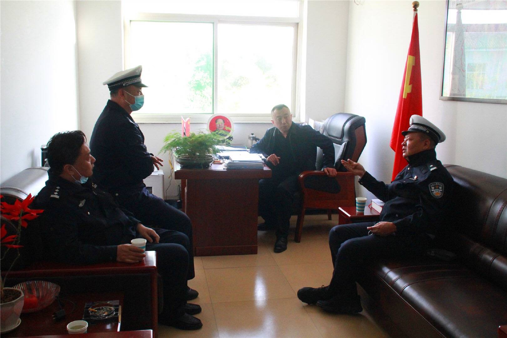 忻州市交警支队高志勇一行到原平交警队进行督导检查