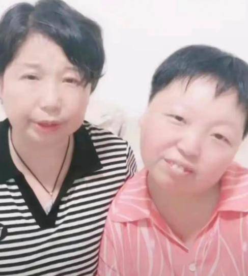 原创杜新枝与女儿同框穿衣打扮像姐妹给其用凉水洗头网友毒妇