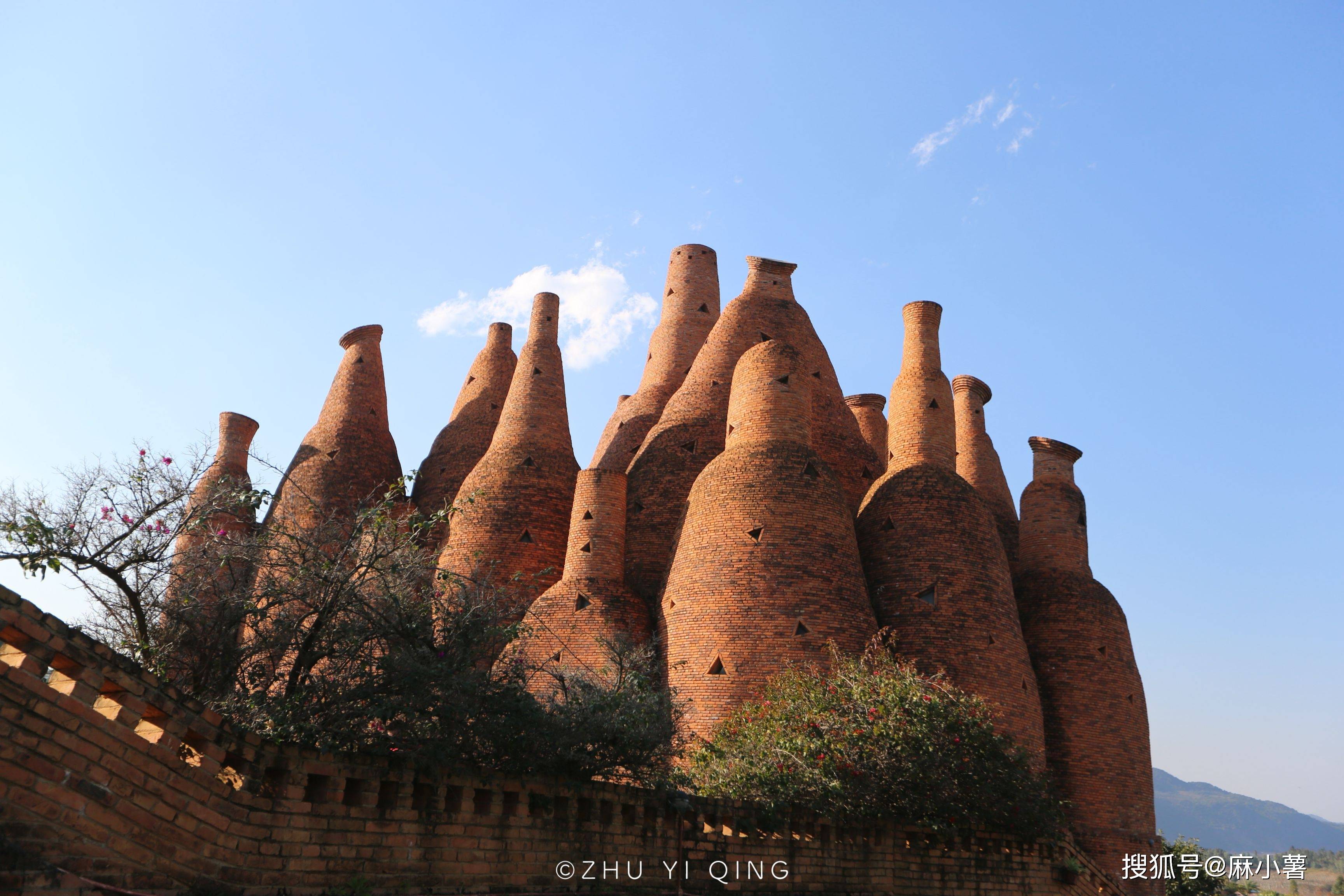 原创云南弥勒有座魔幻小镇万花筒建筑引人注目被誉为滇中普罗旺斯