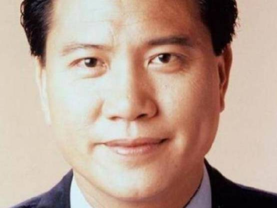 万梓良教美女演戏抓住女方身体摁倒在地行为惹争议