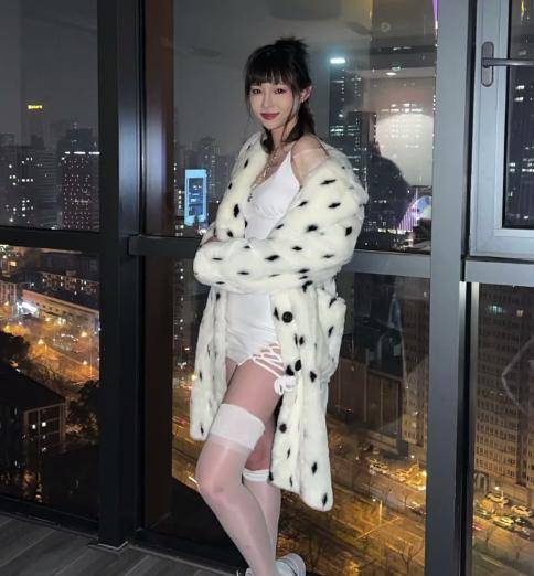 要凉网红痞幼被官媒点名后秀白丝给粉丝送福利网友该封