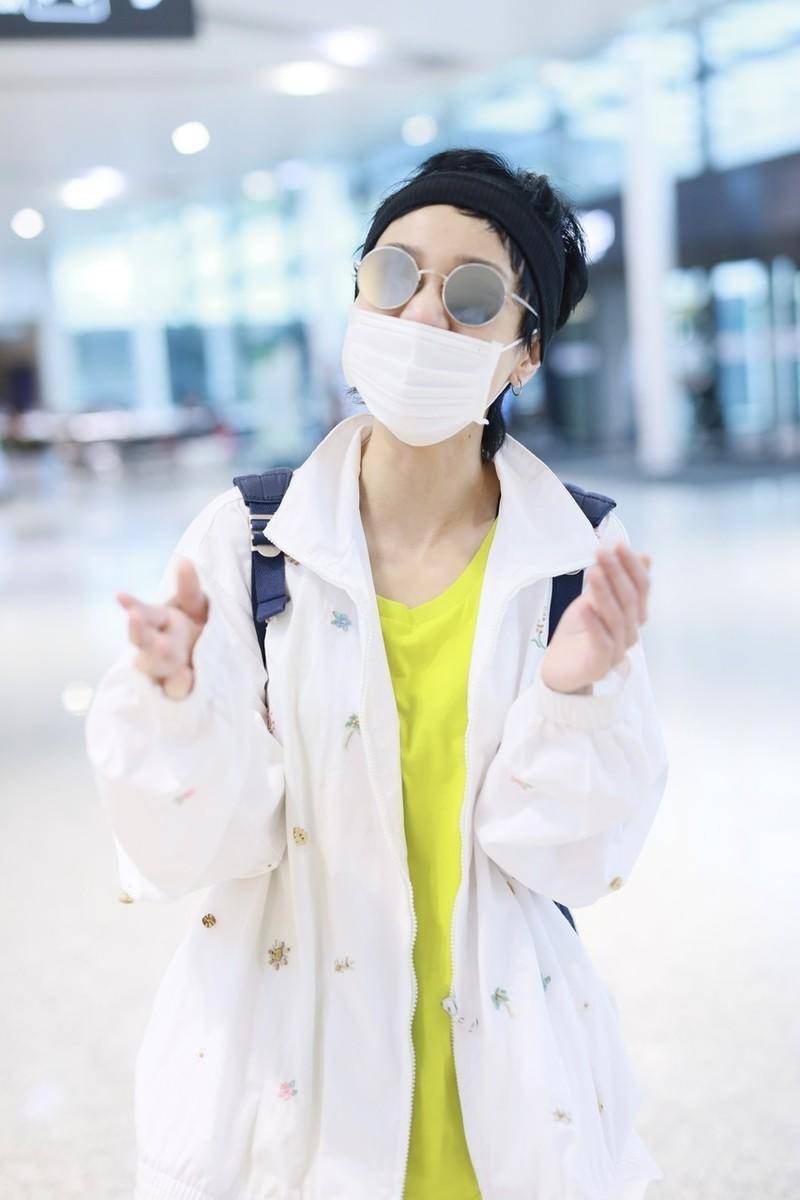 原创郭采洁品味越来越难懂穿白色外套搭黄t恤戴发带发型有点脏乱