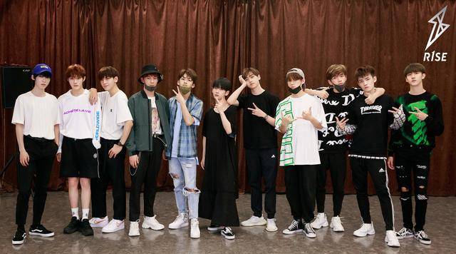 这个团的综合实力都不错,知名度在国内的男团中还算是比较高的,但是