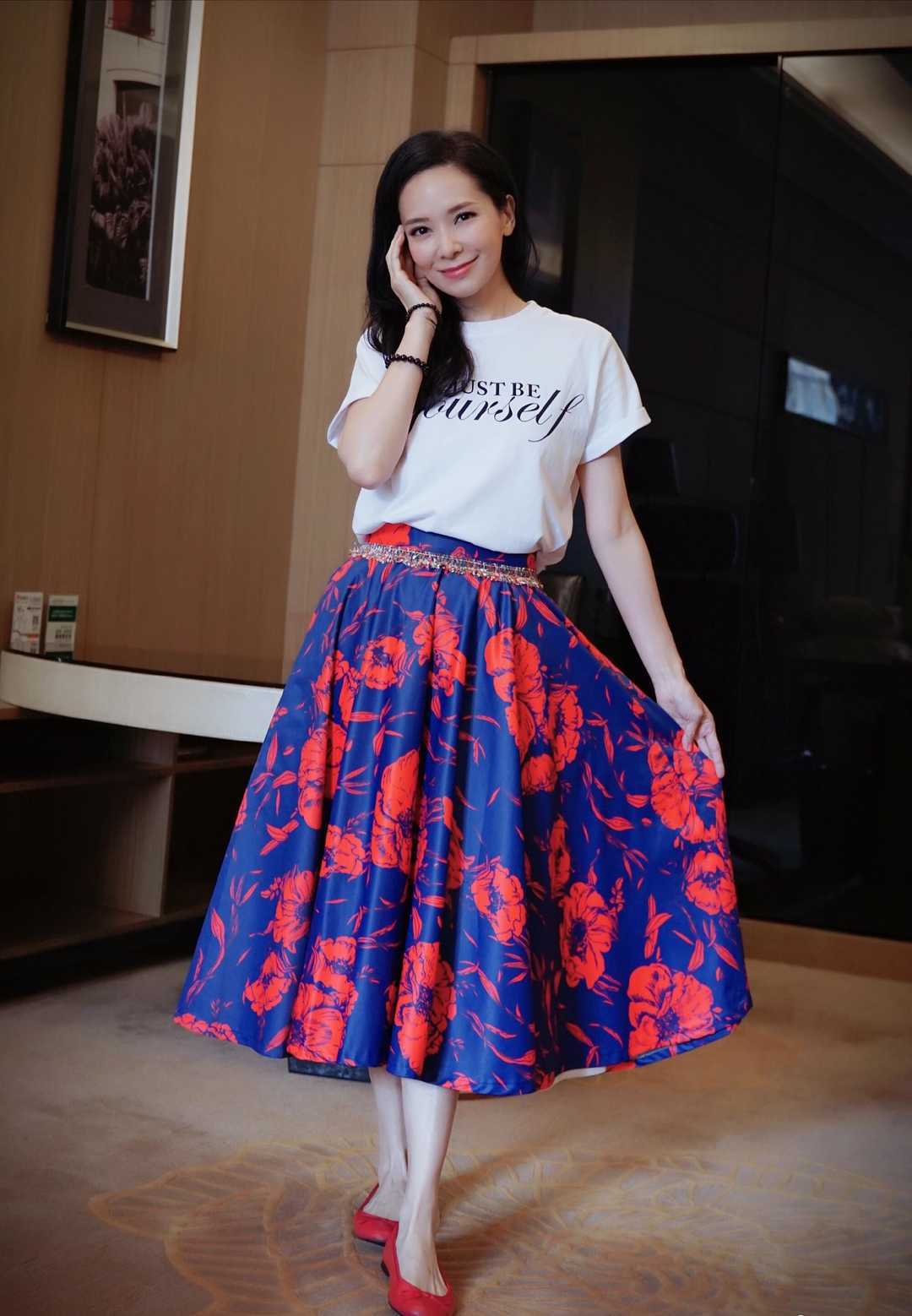 原创45岁郭羡妮身材真好穿一字肩蕾丝连衣裙亮相气质像名媛阔太