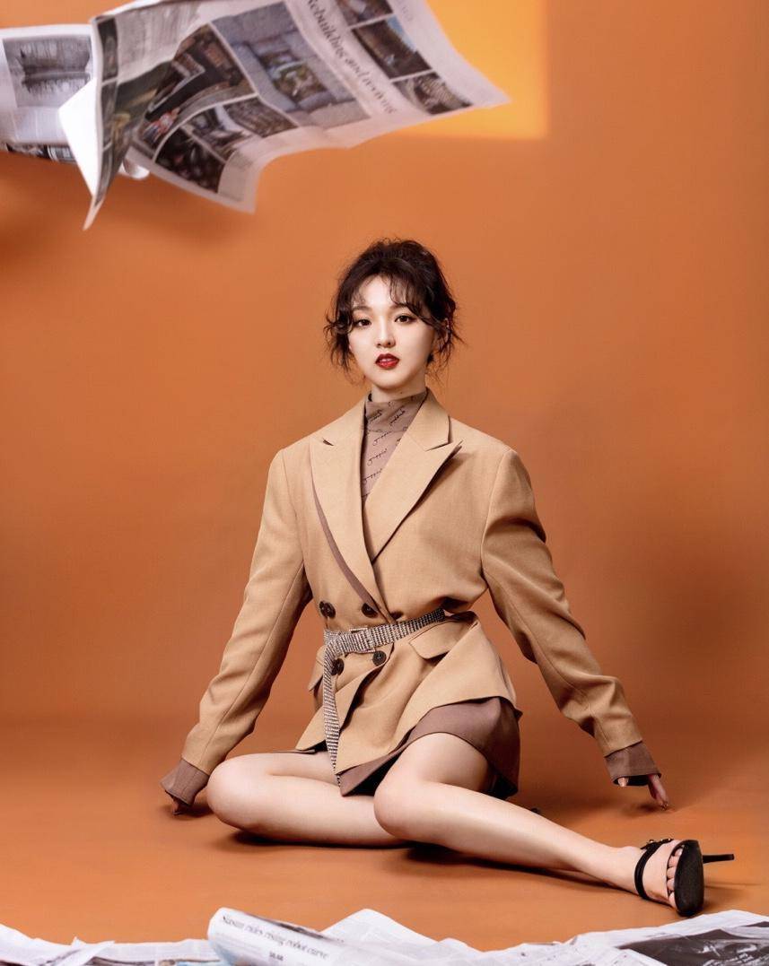 强东玥虽颜值不高但身材不差穿短外套配露脐装气质不输超模