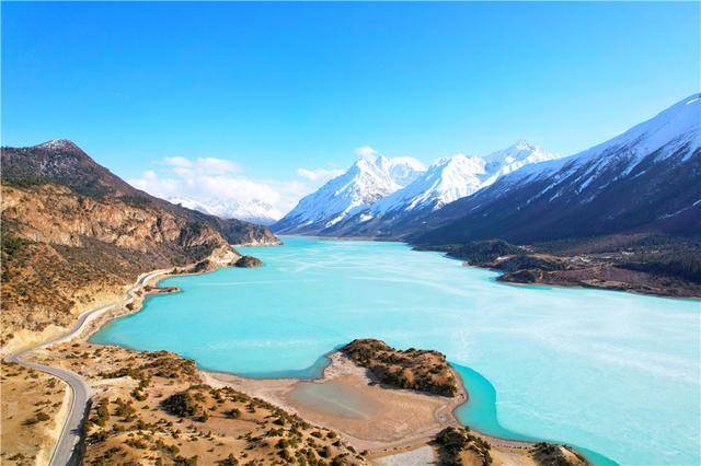 西藏昌都藏着一个堰塞湖，春天才能看到它最美的样子，宛如人间仙境