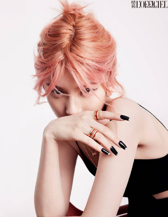 加上精致的小脸,完美的五官,细嫩的皮肤,普通人染是非主流的粉色头发