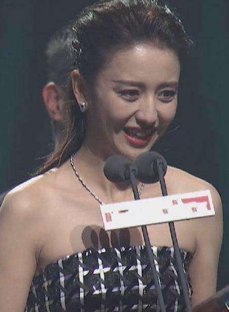 原创36岁佟丽娅上台领奖关掉十级美颜滤镜真实长相让人太羡慕了