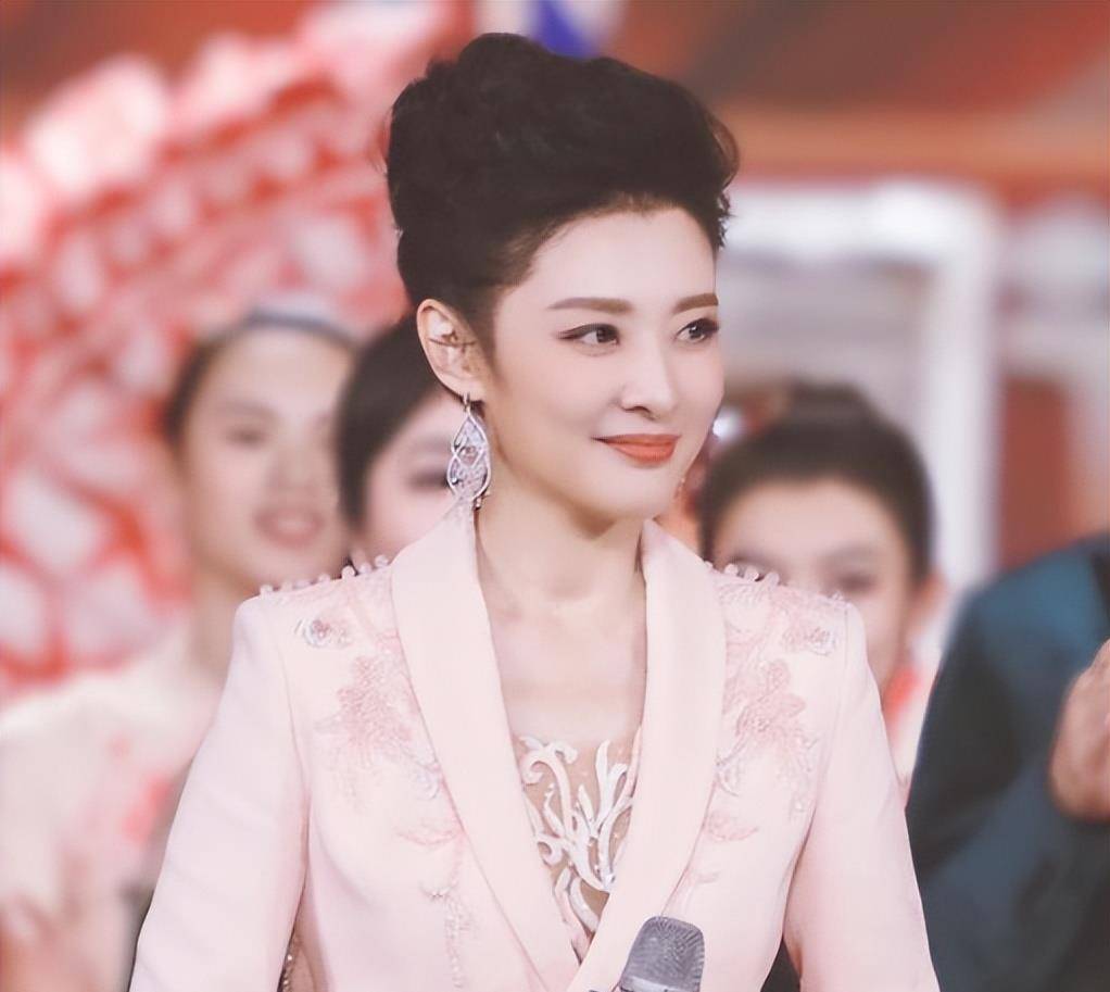 主持春晚17年,巅峰时选择退出,如今开始跨界拍电视剧_周涛_观众_奥运
