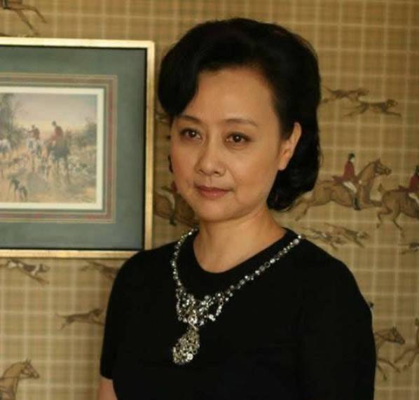 成八一制片厂演员正师级待遇,与丈夫姐弟恋恩爱36年_黄梅莹_电影_金鑫
