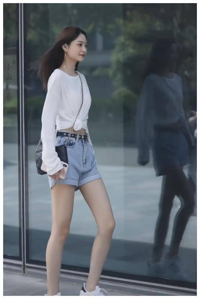 热裤配匡威凉凉了,现在潮人新欢是阿迪的"豆腐鞋",回头率超高