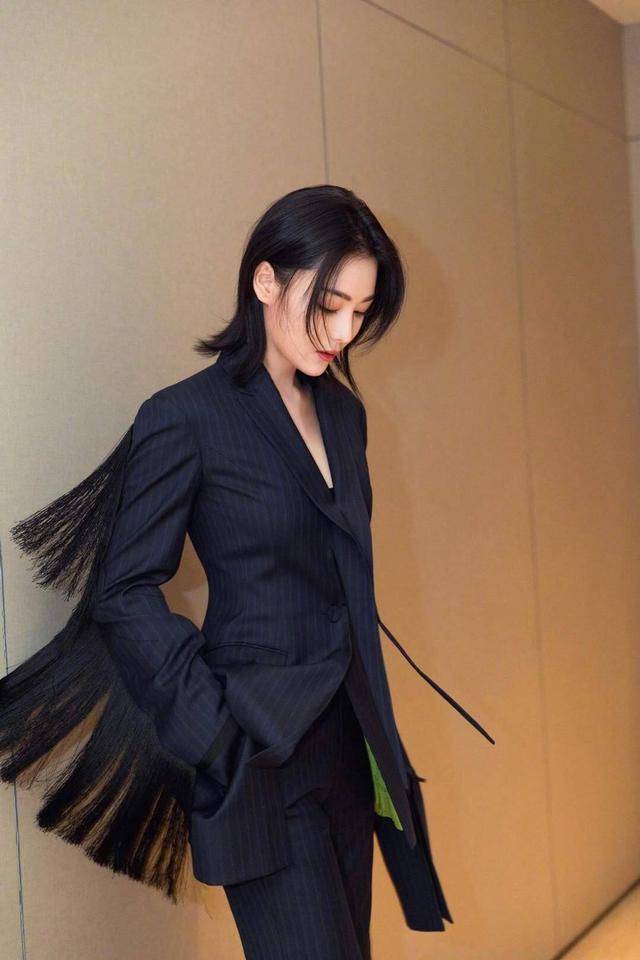 原创张馨予新造型真拉风皮衣配豹纹阔腿裤又美又飒腰身比裤腿还细