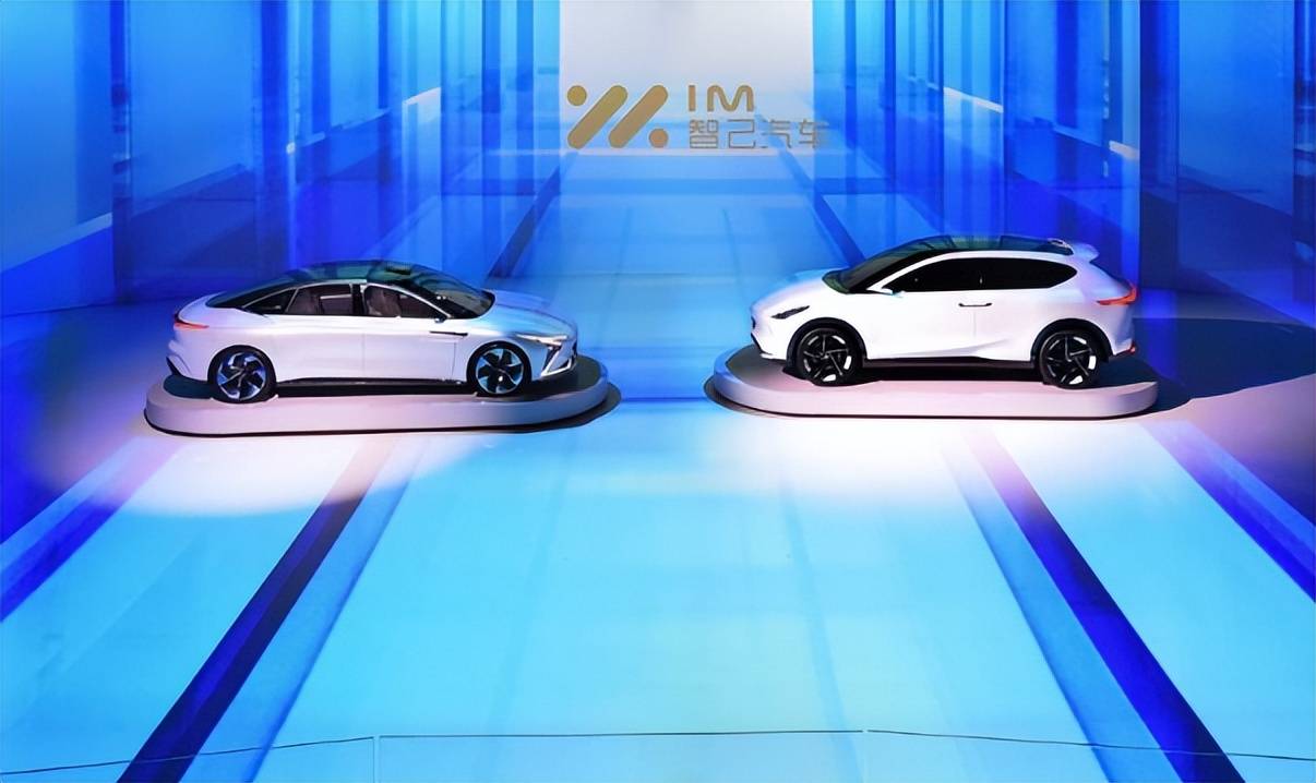 左右互博的飞凡R7、智己L7，谁会是上汽内卷中的赢家？_搜狐汽车_搜狐网
