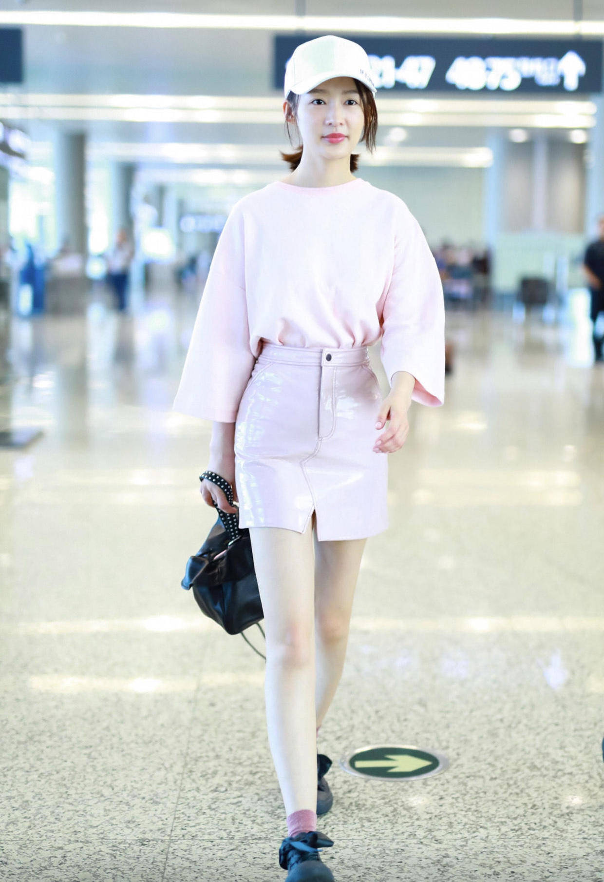 原创李沁品味难懂终于翻车抹胸里面还穿薄纱上衣手臂变壮脖子又短