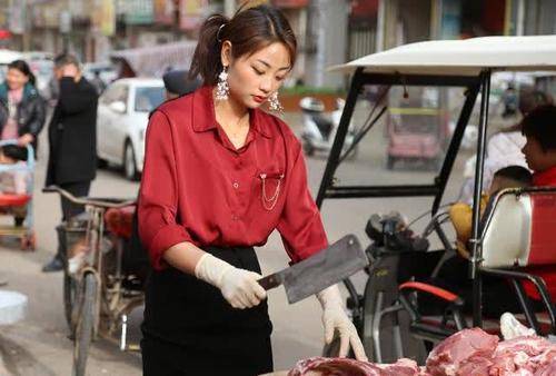 “猪肉西施”岳小美：半小时卖完一头猪，男顾客上门先问有无对象