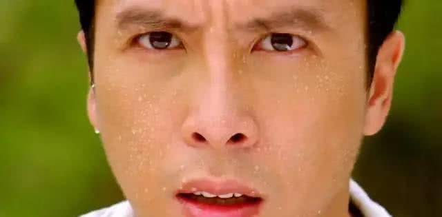 无奈之下只好远走好莱坞,在一些b级片里当成了动作指导,《雷霆功夫》