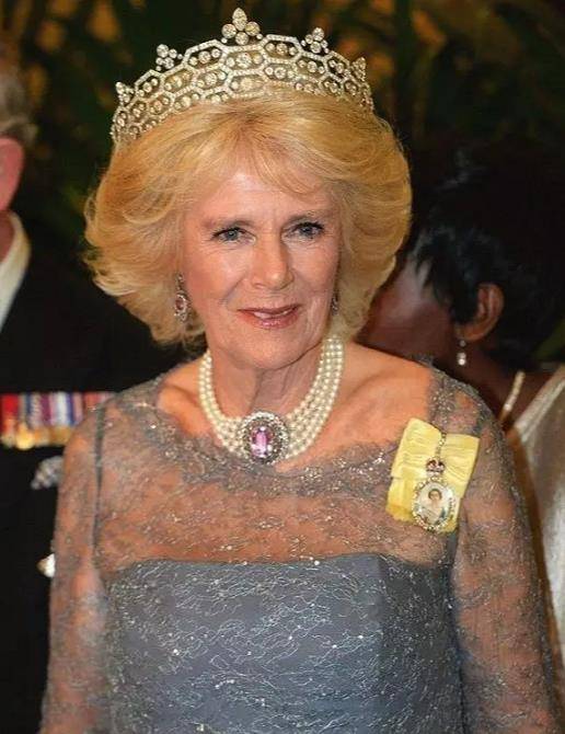 卡米拉出席濯足节,蓝白配套装搭4股珍珠项链,越来越有王后范儿_cami