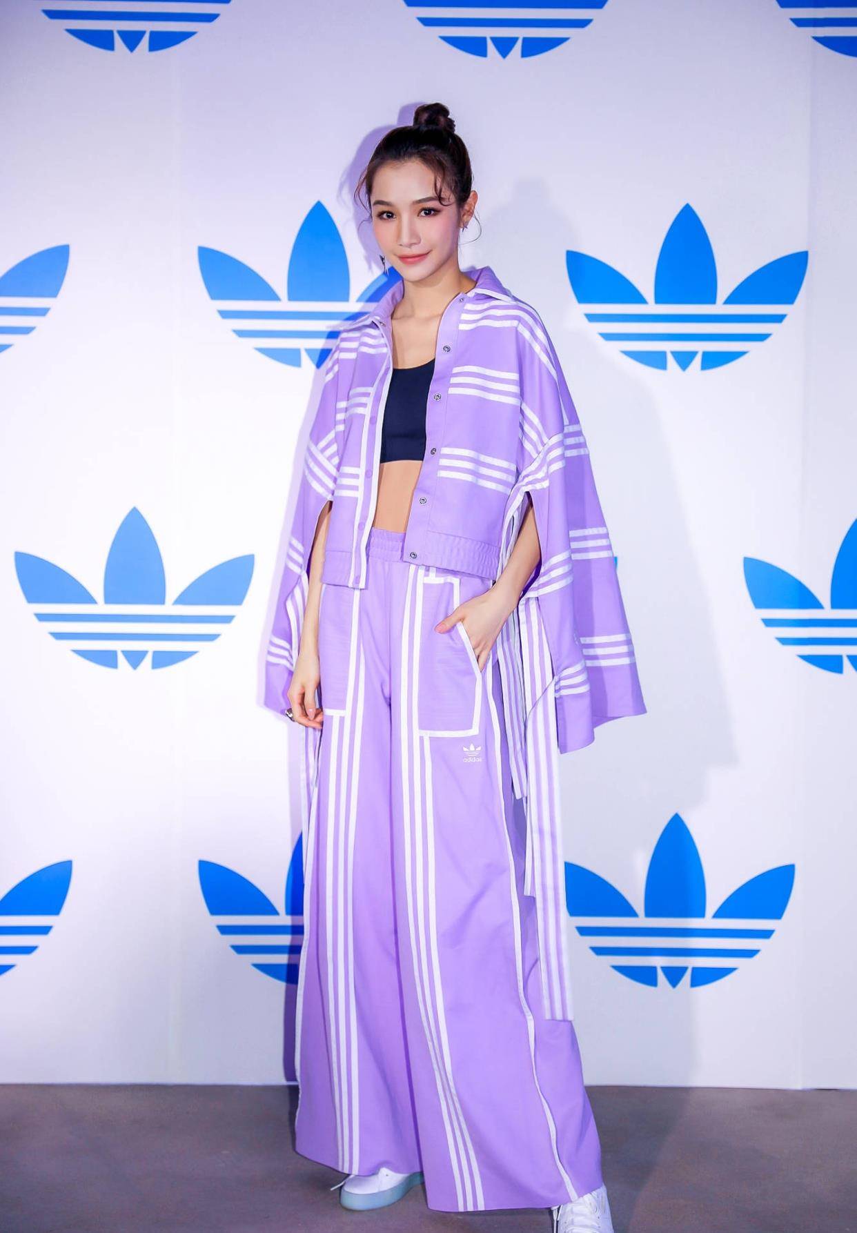 于正蹭赵丽颖陈晓热度,力捧的张南长这样,五官辨识度低气质挺好_风格