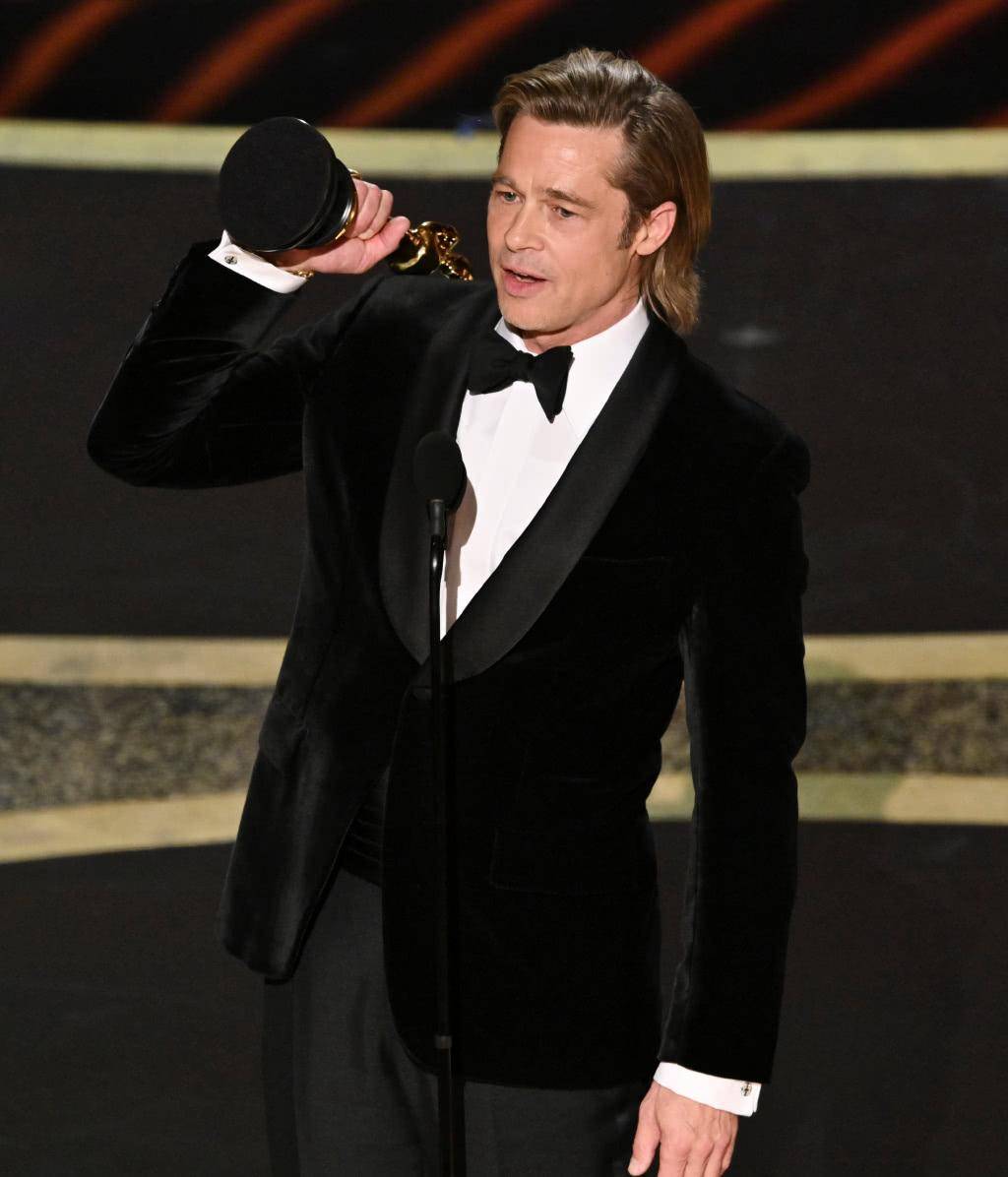 今天亮相第92届奥斯卡颁奖礼的布拉德·皮特,梳理了一个英式背头发型.