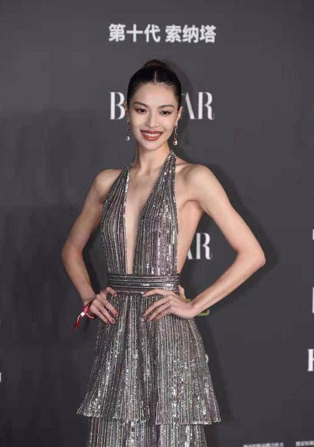 原创26岁钟楚曦穿衣太胆大深v开叉到肚脐太撩人网友美得太过分