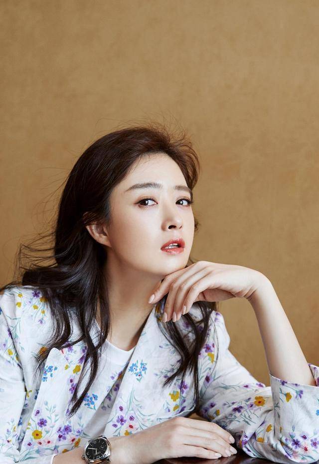 蒋欣近照胖到140斤?膀宽腰圆太壮实,下巴都要胖没了_好身材_明星_机场