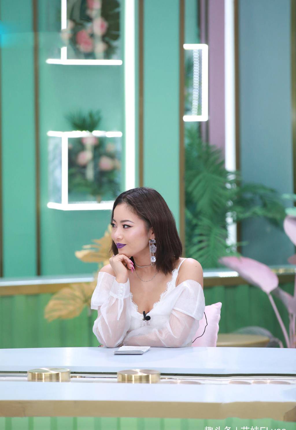 原创28岁王菊真会玩穿时尚裙配紫薯色口红上综艺这打扮娱乐圈罕见