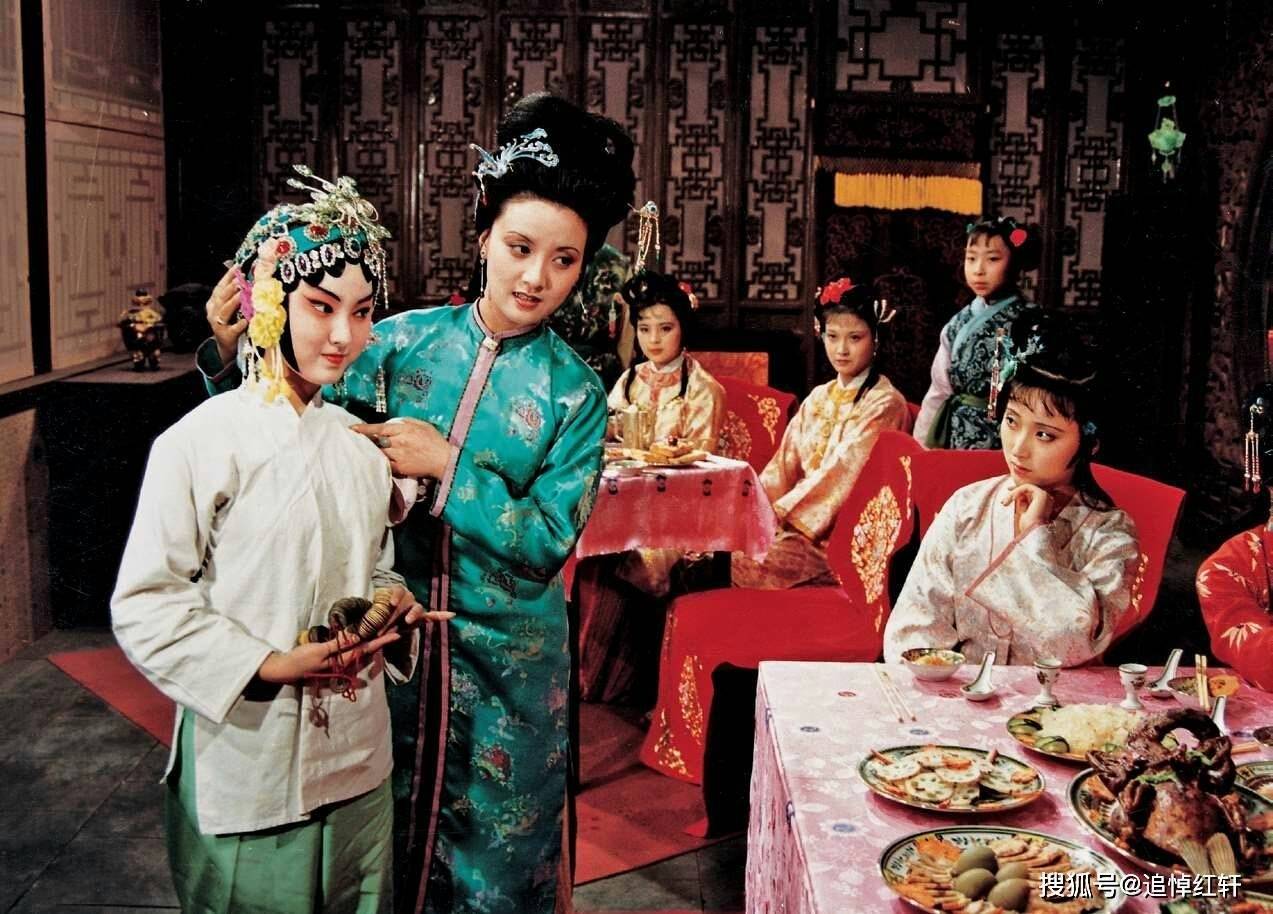 王熙凤过生日,贾母一句话显示出了她对凤姐的真实态度,太惊骇了_贾琏