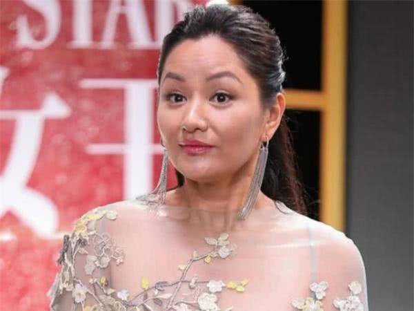 国际超模瞿颖年近50无儿无女身体发福如今已老成大妈