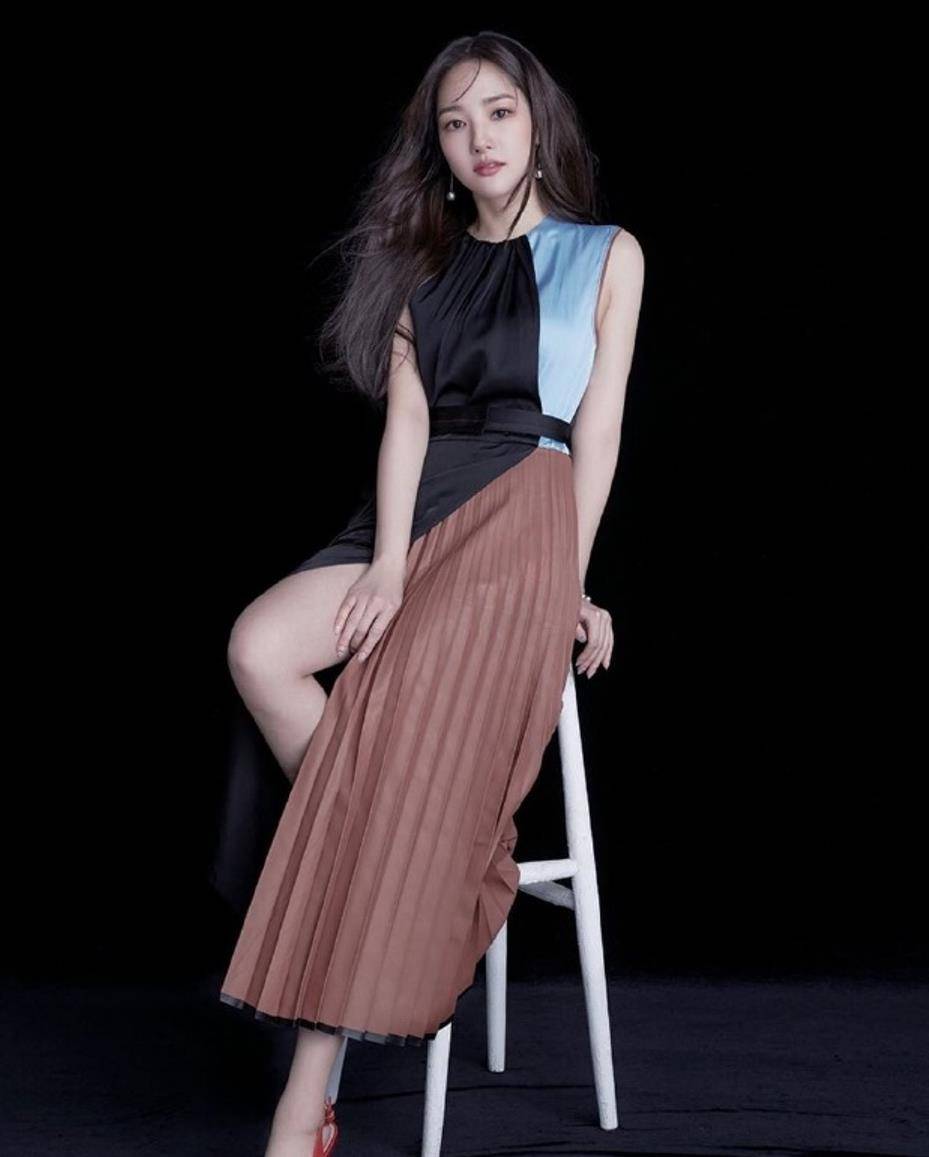 33岁朴敏英杂志大片上线造型一套比一套惊艳身材曼妙轻松驾驭