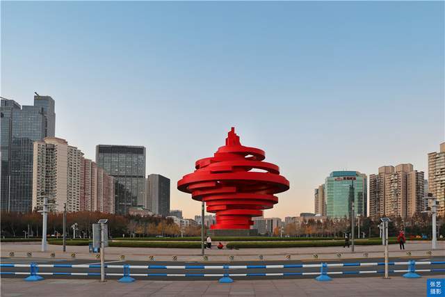 中国十大城市广场之一青岛有座地标建筑象征五月的风生生不息
