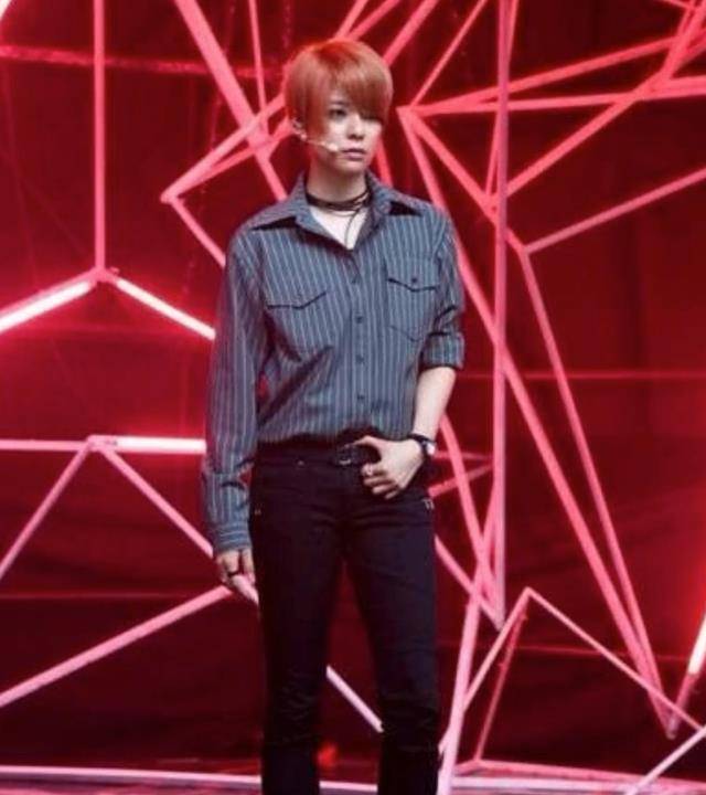 刘逸云秀腹肌,直接撩上衣太开放,网友:这是我能看的吗_时尚_身材_组合